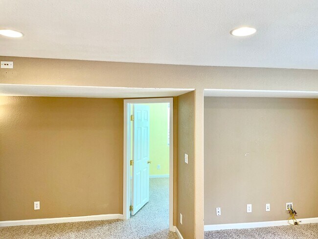 Building Photo - Fantastic 4 Bedroom Nestled in the heart of Old Farm!