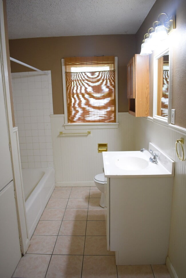Building Photo - Super Cute 2 Bedroom Home in Tech Terrace! Pre-Leasing for August!