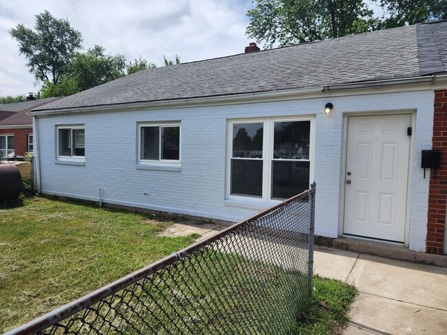 Building Photo - 39 Simonds Dr