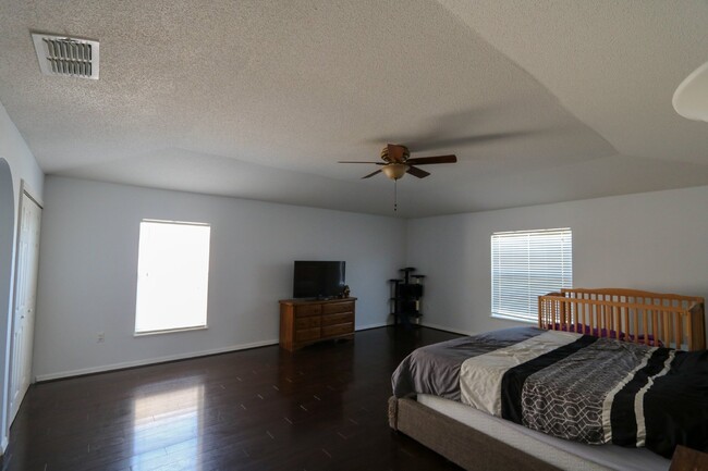 Building Photo - Beautiful  3000 sq ft two story home with ...