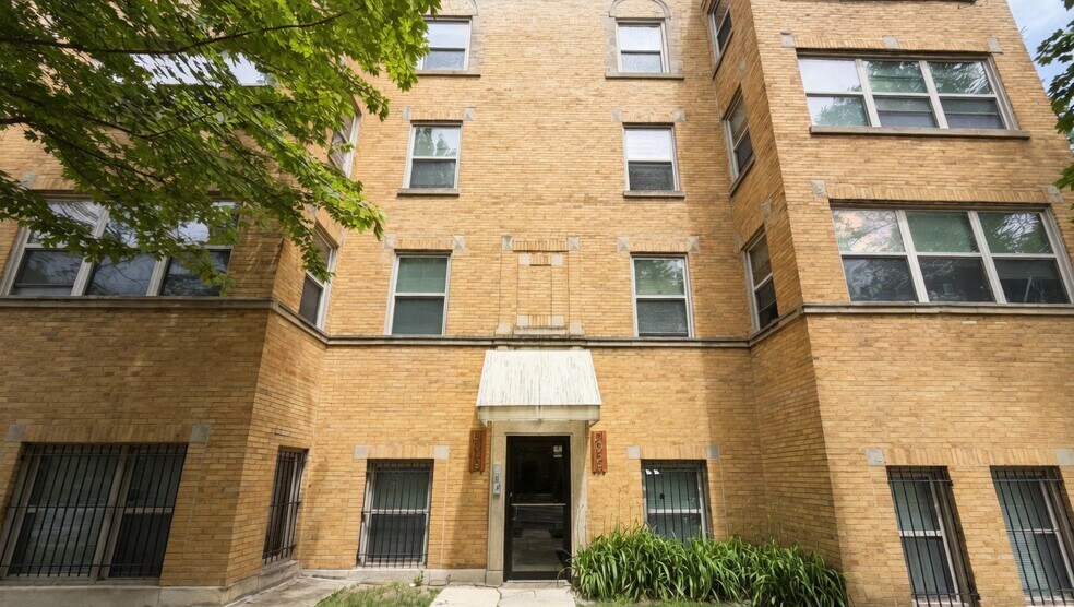 Building Photo - 2048 W Touhy Ave