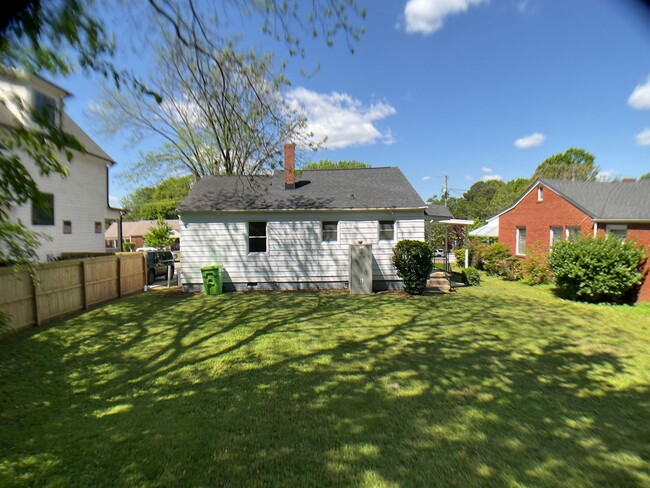 Building Photo - Adorable Bungalow Next to Downtown Raleigh!