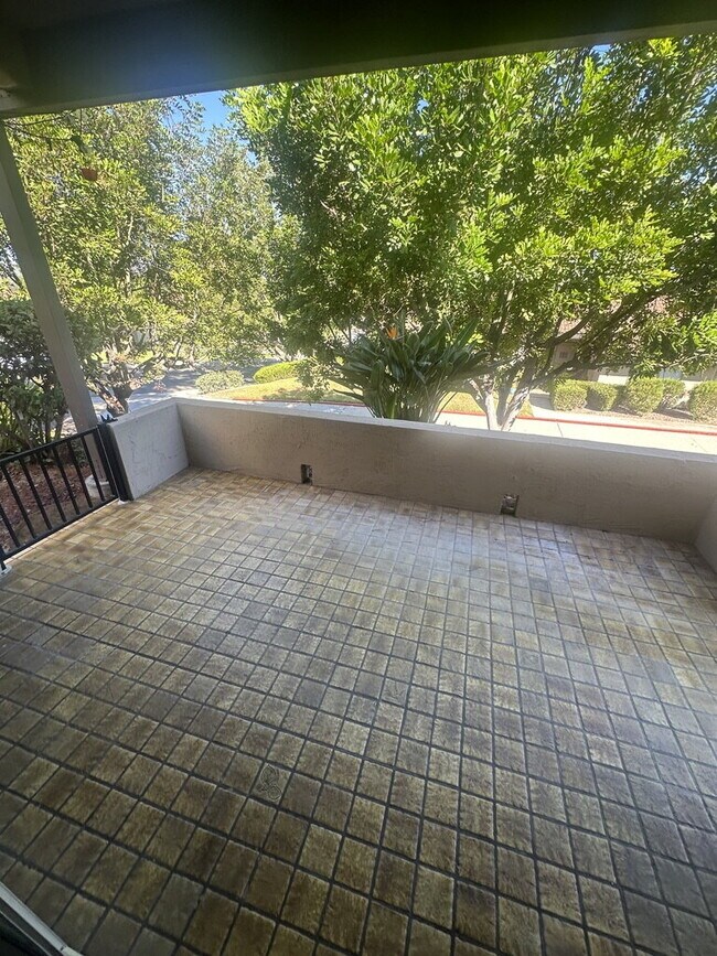 Building Photo - $3,400 - Charming Ground-Floor 2 Bed / 2 Bath Condo in Desirable Oaks North 55+ Community