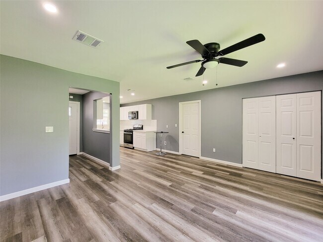 Building Photo - 6327 Mardale Dr