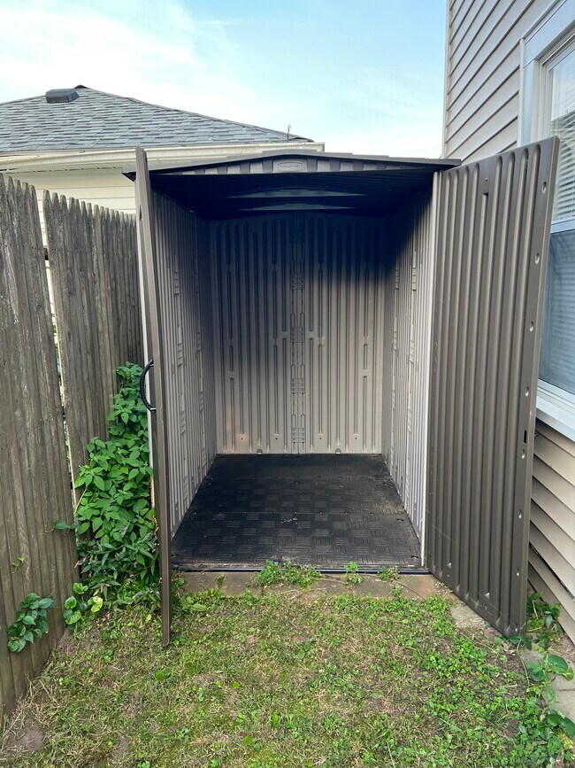 Building Photo - 410 Pequot Ave