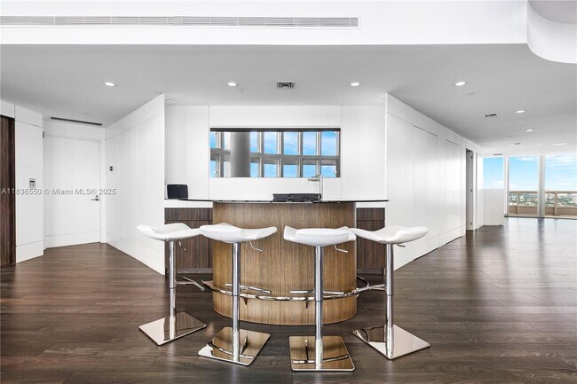 Building Photo - 1643 Brickell Ave