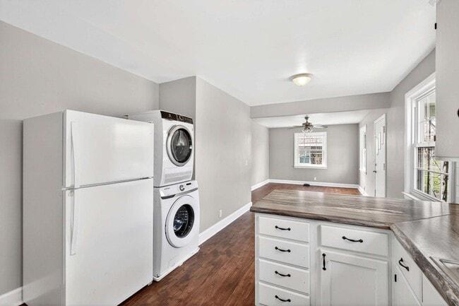 Building Photo - Newly Renovated Single-Family Home!