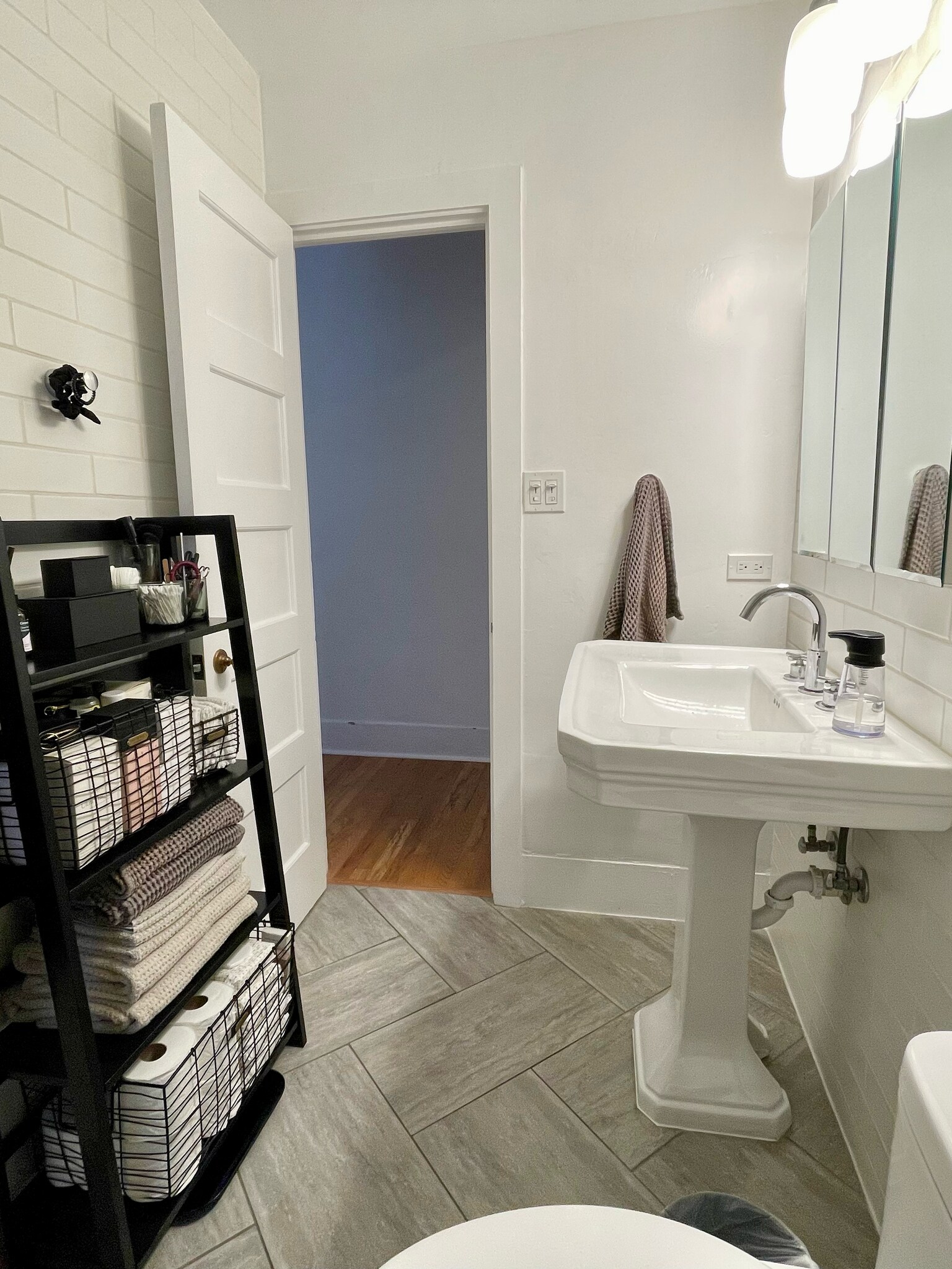 Building Photo - 308 Arno St NE