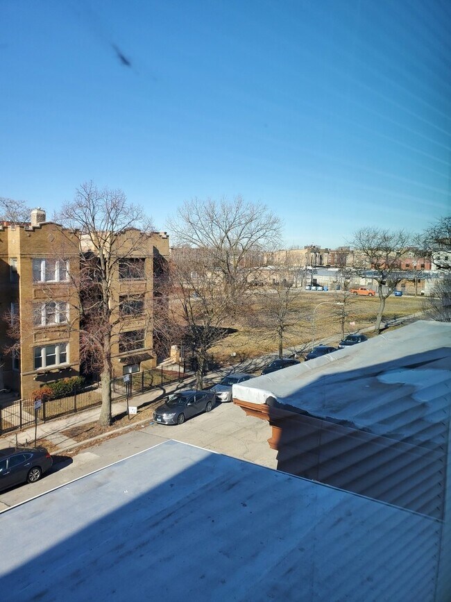 Building Photo - 4751 S Forrestville Ave