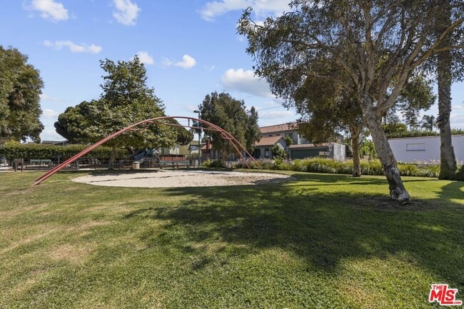 Building Photo - 205 7th Ave
