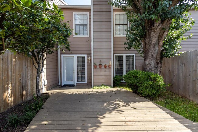 Building Photo - 17283 Saturn Ln