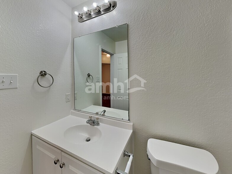 Building Photo - 432 Round Rock Rd