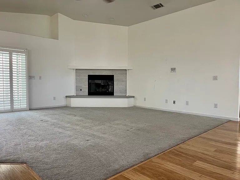 Building Photo - 18120 Lakeview Dr
