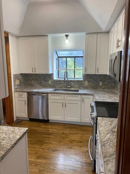 Building Photo - 2107 Lou Dr W