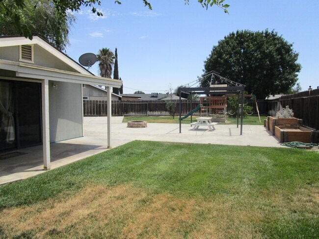 Building Photo - 1399 Stanford Pl