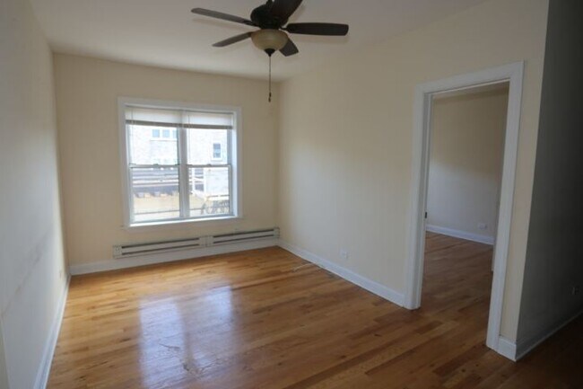 Building Photo - 952 W Cornelia Ave
