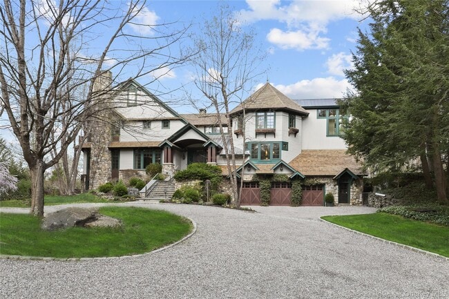 Building Photo - 10 Upland Rd N