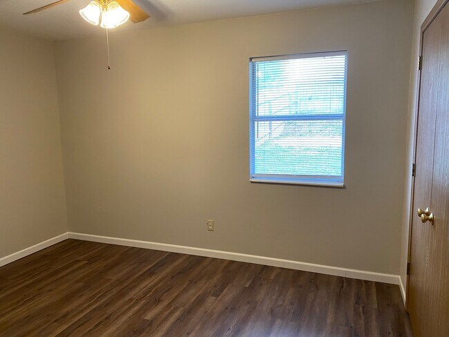 Building Photo - 123 Fox Run Pl