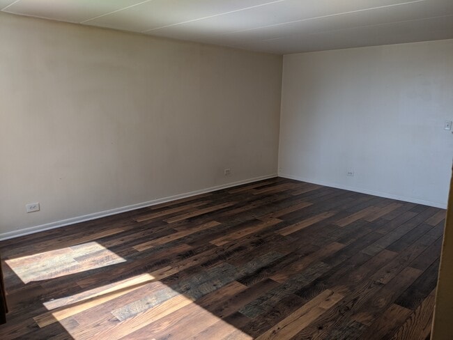 Building Photo - 225 S Rohlwing Rd