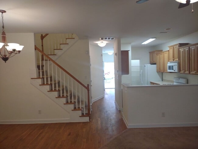 Building Photo - Lovely 2 Bedroom House | Great Location!