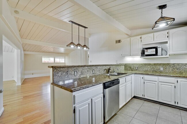 Building Photo - Spacious 4 Bed 3 Bath Home in Highly Desir...