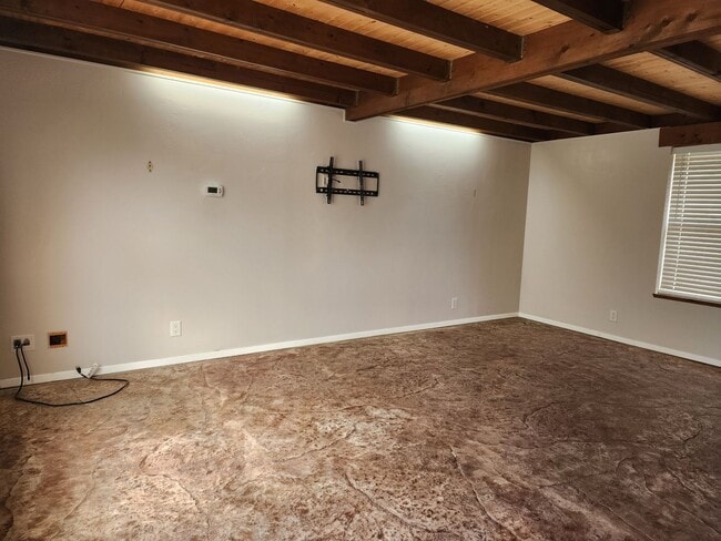 Building Photo - 2 Bedroom Home Located in Bloomfield