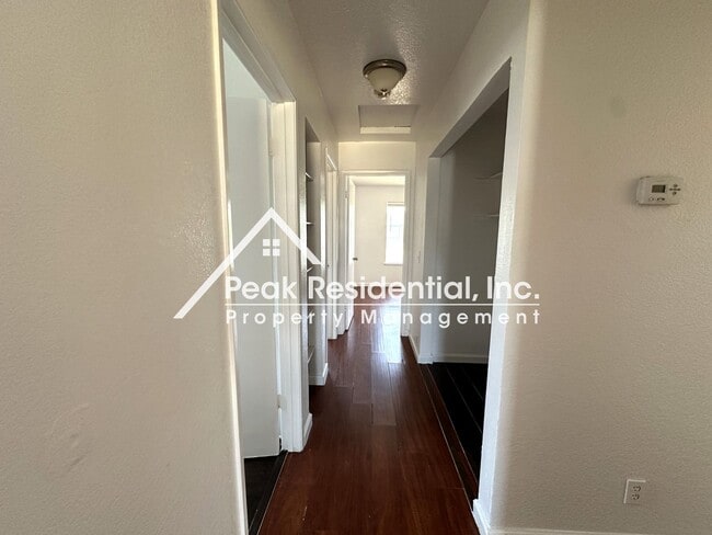 Building Photo - Spacious 3bd/2ba House with 2 Car Garage