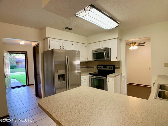 Building Photo - 7931 Dwyer Dr