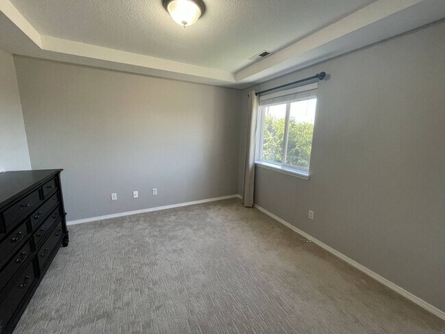 Building Photo - 5241 NW Skycrest Pkwy