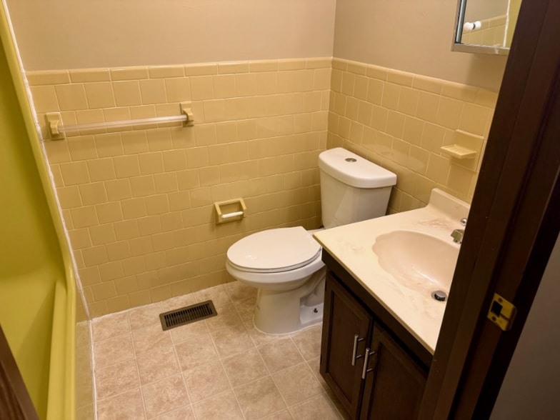 Building Photo - 1616 Spring Valley Dr