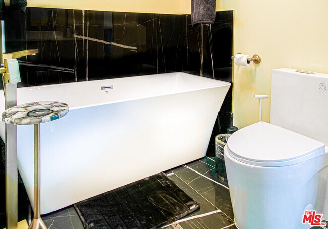 Building Photo - 5604 Shenandoah Ave