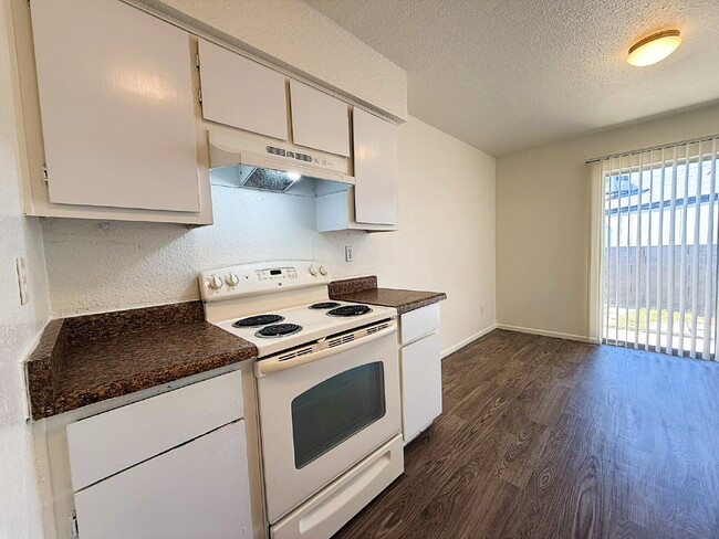 Building Photo - Bright and beautifully updated 2-bedroom h...