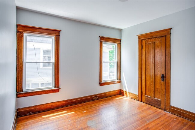 Building Photo - 105 Laburnam Crescent