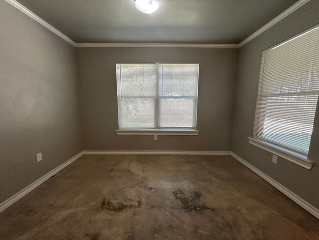 Building Photo - Beautiful Home Located Near High School, T...