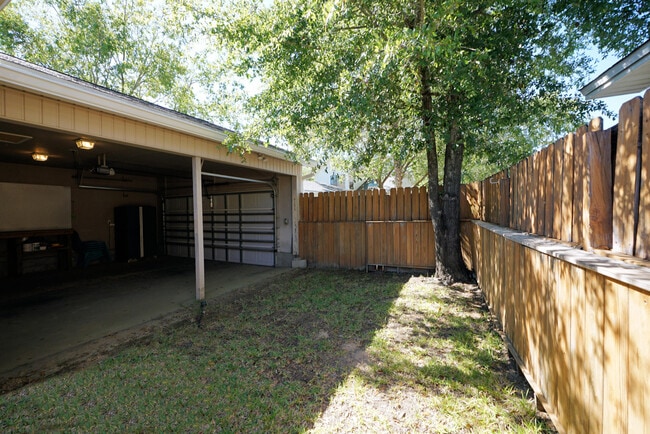 Building Photo - 243 Parkwood Cir