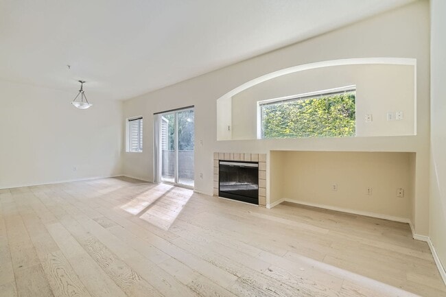 Building Photo - Gorgeous 3 Bed 2.5 Bath Condo @ The Desira...