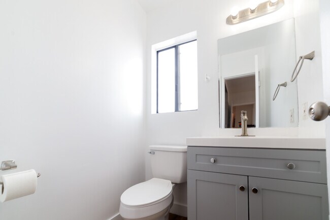 Building Photo - 2233 Ridgeley Dr