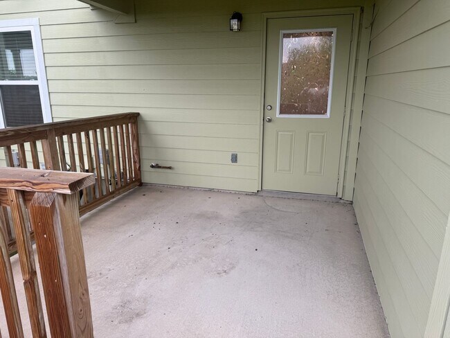 Building Photo - Stylish, Spacious & Close to It All – Your Ideal Townhome Awaits!