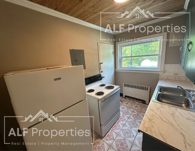 Building Photo - Renovated 2 Bedroom, 1 Bath First-Floor Apartment Available