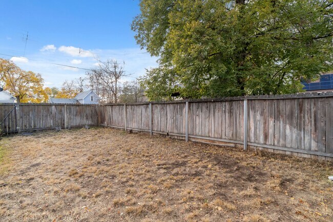Building Photo - Recently Updated Single Family Home on Spo...