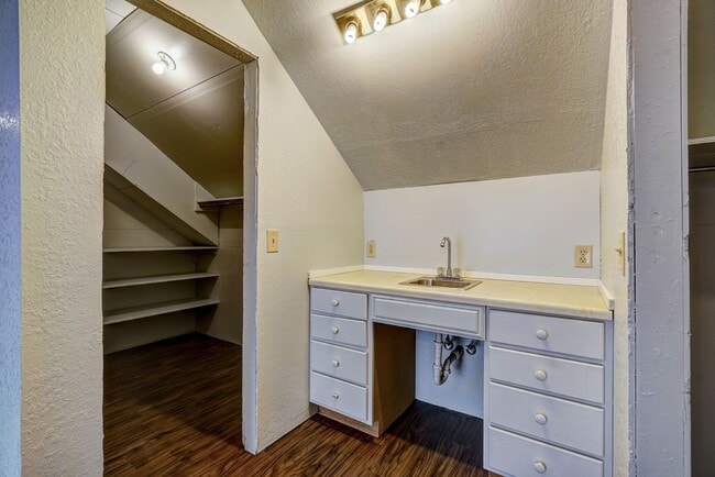 Building Photo - 4 Bed 2 Bath in Moore School District