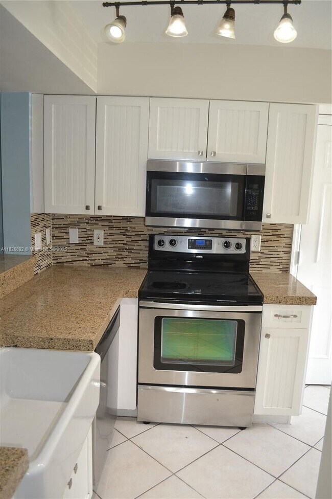 Building Photo - 1537 E Lake Ct