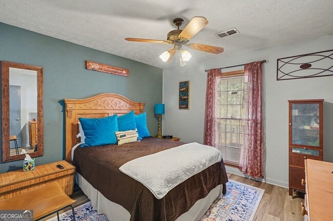 Building Photo - 8671 Twin Oaks Dr