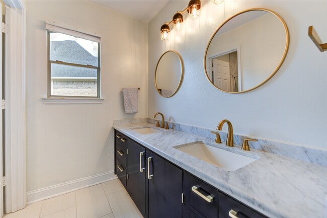 Building Photo - 6206 Clear Canyon Dr