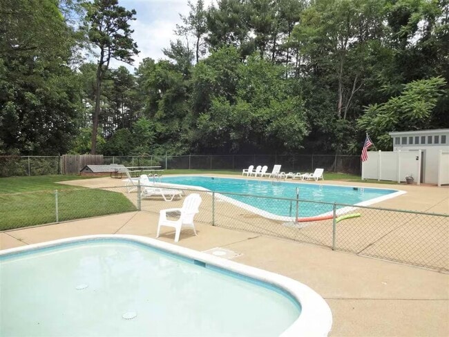 Building Photo - Close to Stonefield Shopping, UVA and walk...
