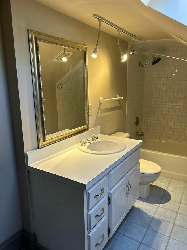 Building Photo - 118 E Kossuth St