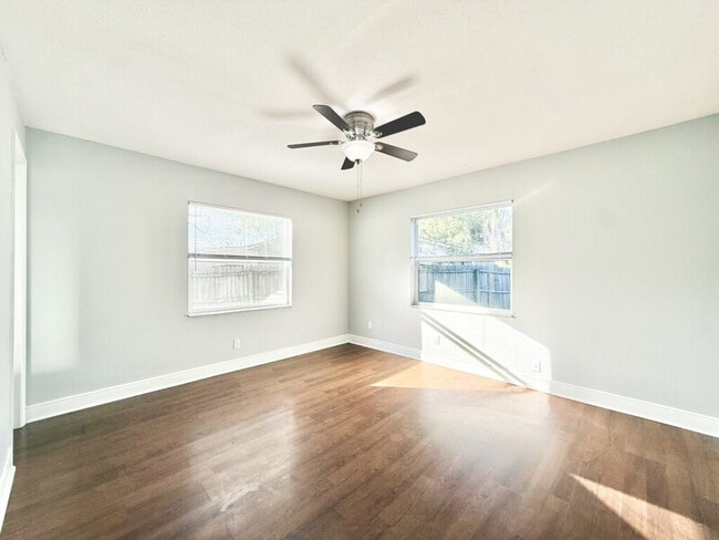 Building Photo - 6475 Cedarbrook Dr