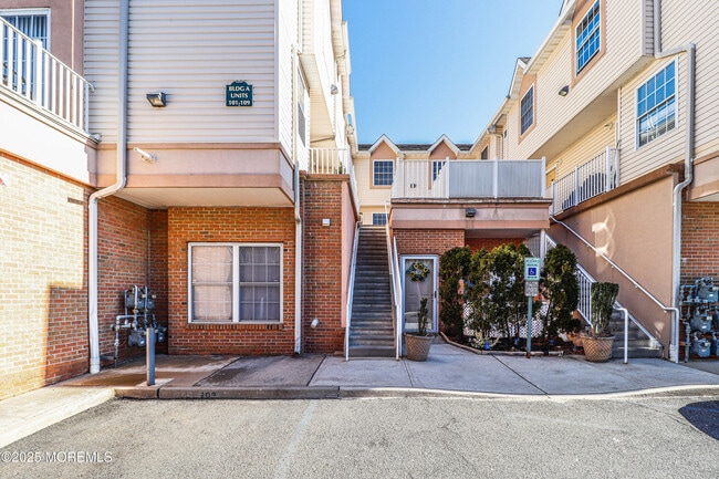 Building Photo - 105 Adamecs Way