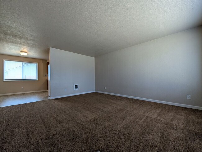 Building Photo - Nice 2 bed/1 bath duplex off River Road