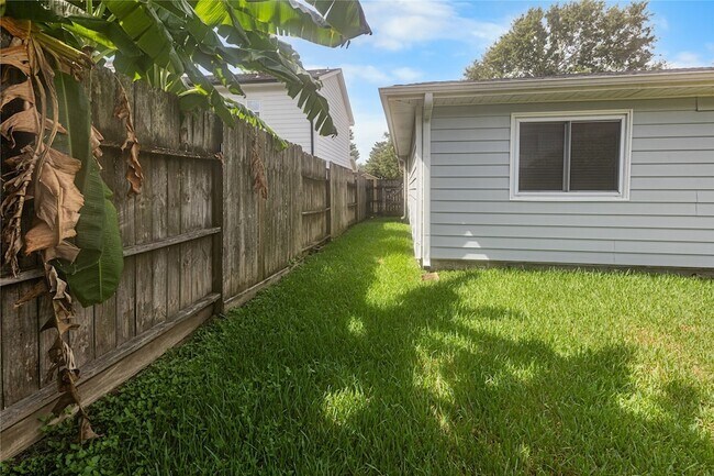 Building Photo - 1735 Oak Ridge Dr